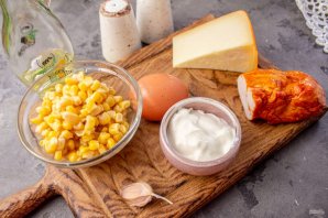 Салат с яичными блинчиками, копчёной курицей и кукурузой Салат с яичными блинчиками, копчёной курицей и кукурузой