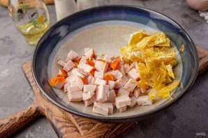 Салат с яичными блинчиками, копчёной курицей и кукурузой Салат с яичными блинчиками, копчёной курицей и кукурузой