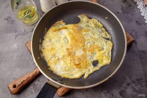 Салат с яичными блинчиками, копчёной курицей и кукурузой Салат с яичными блинчиками, копчёной курицей и кукурузой