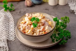 Салат с яичными блинчиками, копчёной курицей и кукурузой Салат с яичными блинчиками, копчёной курицей и кукурузой