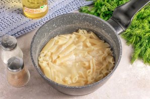 Салат с копченой колбасой и макаронами