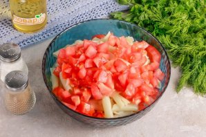 Салат с копченой колбасой и макаронами