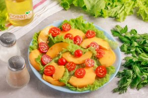 Салат с креветками и персиками