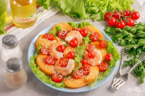 Салат с креветками и персиками