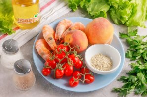 Салат с креветками и персиками