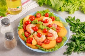Салат с креветками и персиками