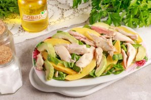 Салат с манго, авокадо и курицей