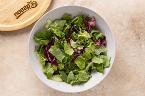 Салат с огурцами, помидорами и редиской