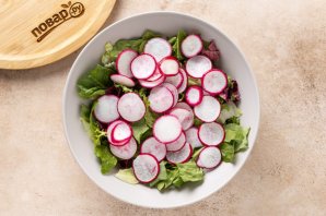 Салат с огурцами, помидорами и редиской