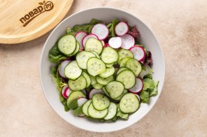 Салат с огурцами, помидорами и редиской