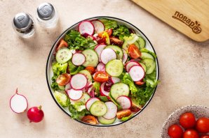 Салат с огурцами, помидорами и редиской