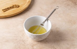 Салат с огурцами, помидорами и редиской