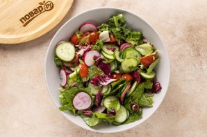 Салат с огурцами, помидорами и редиской