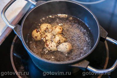 Салат с солеными грибами, картофелем, рукколой и перепелиными яйцами