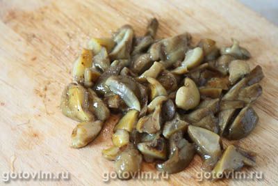 Салат с солеными грибами, картофелем, рукколой и перепелиными яйцами