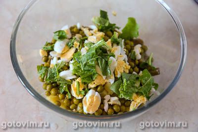 Салат с солеными грибами, картофелем, рукколой и перепелиными яйцами