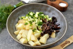 Салат со свиной копченой грудинкой Салат со свиной копченой грудинкой