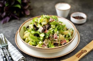 Салат со свиной копченой грудинкой Салат со свиной копченой грудинкой