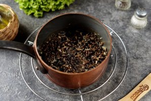 Салат "Венера" с черным рисом и морепродуктами