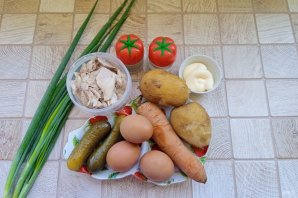 Слоеный салат "Оливье" с курицей