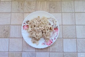 Слоеный салат "Оливье" с курицей