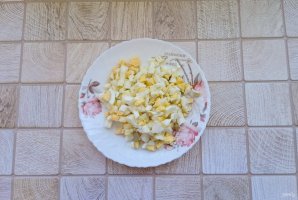 Слоеный салат "Оливье" с курицей