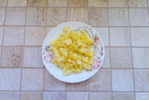 Слоеный салат "Оливье" с курицей