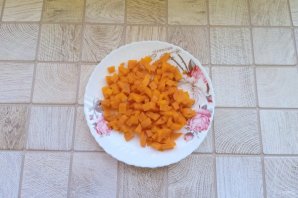 Слоеный салат "Оливье" с курицей