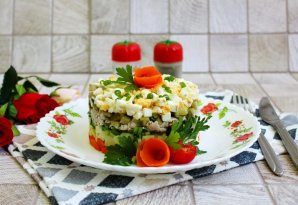 Слоеный салат "Оливье" с курицей
