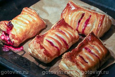 Слойка с черной смородиной и творожным сыром Слойка с черной смородиной и творожным сыром