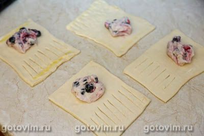 Слойка с черной смородиной и творожным сыром Слойка с черной смородиной и творожным сыром