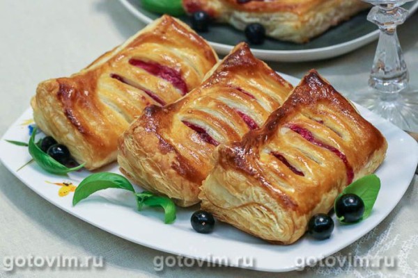 Слойка с черной смородиной и творожным сыром Слойка с черной смородиной и творожным сыром