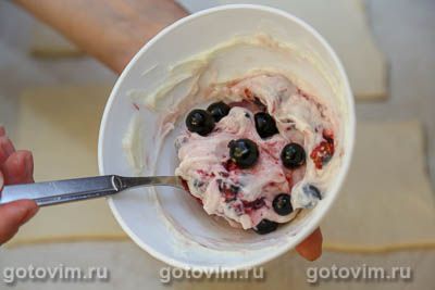 Слойка с черной смородиной и творожным сыром Слойка с черной смородиной и творожным сыром