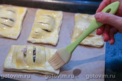 Слойка с черной смородиной и творожным сыром Слойка с черной смородиной и творожным сыром