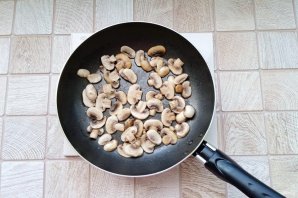 Слоёный салат с ананасами, курицей и жареными грибами Слоёный салат с ананасами, курицей и жареными грибами