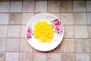 Слоёный салат с ананасами, курицей и жареными грибами Слоёный салат с ананасами, курицей и жареными грибами