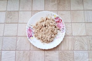 Слоёный салат с ананасами, курицей и жареными грибами Слоёный салат с ананасами, курицей и жареными грибами