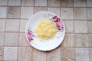 Слоёный салат с ананасами, курицей и жареными грибами Слоёный салат с ананасами, курицей и жареными грибами