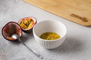 Смузи из маракуйи, банана и кокоса Смузи из маракуйи, банана и кокоса