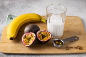 Смузи из маракуйи, банана и кокоса Смузи из маракуйи, банана и кокоса