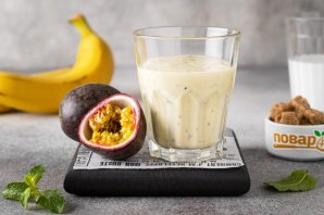 Смузи из маракуйи, банана и кокоса Смузи из маракуйи, банана и кокоса