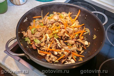 Стир-фрай из свинины с грибами и овощами