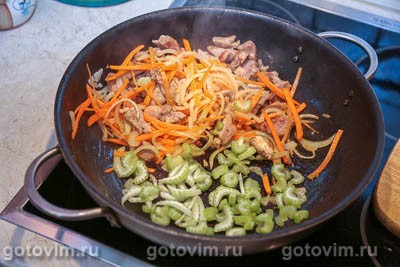 Стир-фрай из свинины с грибами и овощами