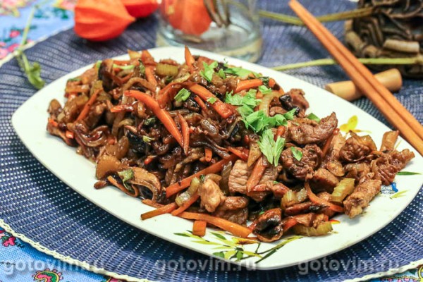 Стир-фрай из свинины с грибами и овощами