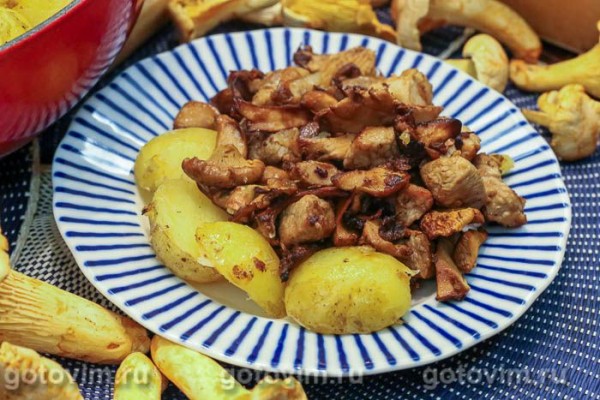 Свинина с лисичками и картофелем по-деревенски Свинина с лисичками и картофелем по-деревенски
