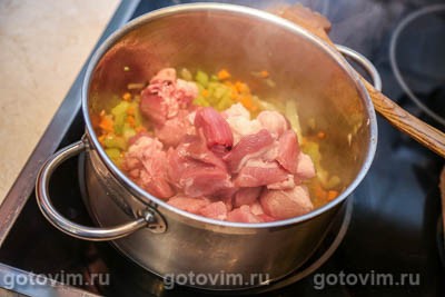 Свинина с сельдереем, тушенная в белом вине