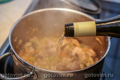 Свинина с сельдереем, тушенная в белом вине