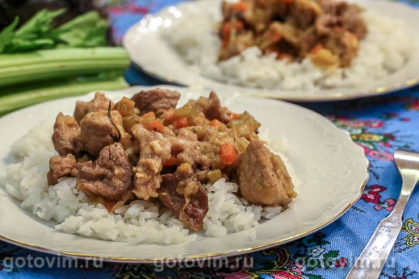 Свинина с сельдереем, тушенная в белом вине