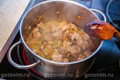 Свинина с сельдереем, тушенная в белом вине