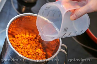 Свинина в маринаде из облепихи и апельсина (в духовке)